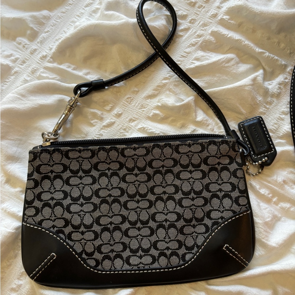 COACH 44718 Soho Mini Signature Navy Blue
Leather Trim wristlet